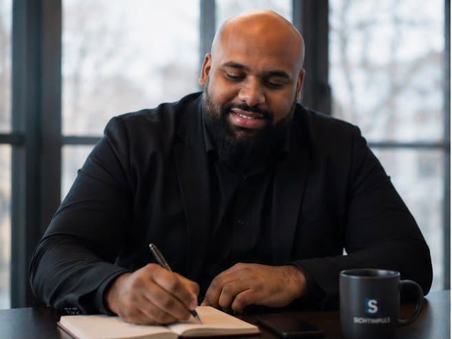 Eli Ntamakiel bei der Analyse einer Website